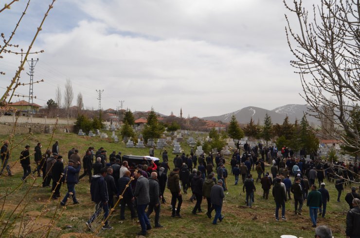 Annesi ve ağabeyini öldürüp intihar etmişti; cenazeleri yan yana defnedildi