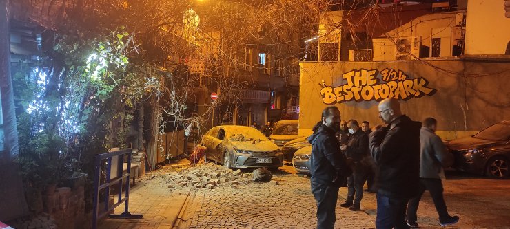 Çatısı çöken metruk binadan kopan parçalar otomobilin üzerine düştü