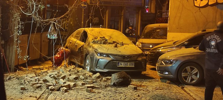 Çatısı çöken metruk binadan kopan parçalar otomobilin üzerine düştü