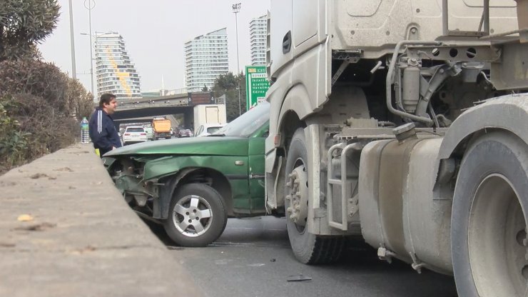Hafriyat kamyonunun çarpıp sürüklediği otomobil sürücüsü ölümden döndü