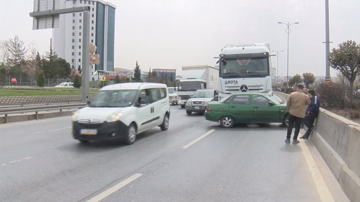 Hafriyat kamyonunun çarpıp sürüklediği otomobil sürücüsü ölümden döndü