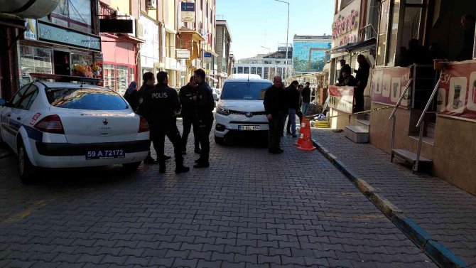 Husumetlisini bacağından vurup polise teslim oldu