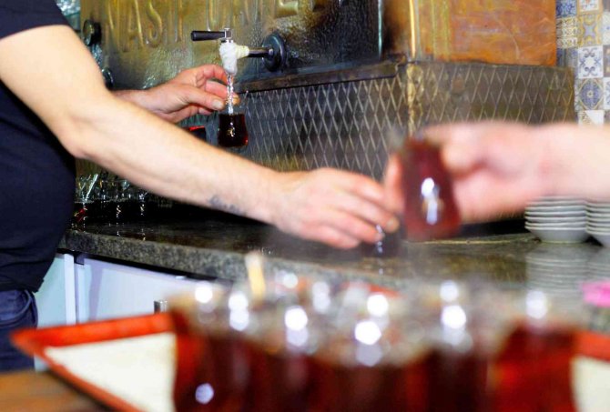 İftardan sahura közde çay keyfi pandemi sonrası devam ediyor