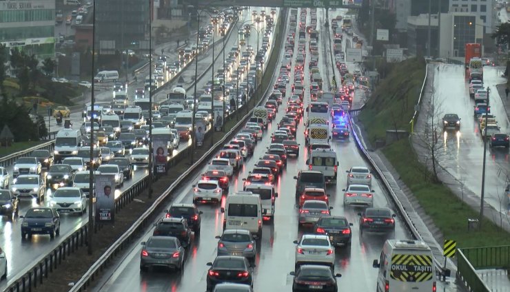 İstanbul'da trafik yoğunluğu yüzde 80'ne ulaştı