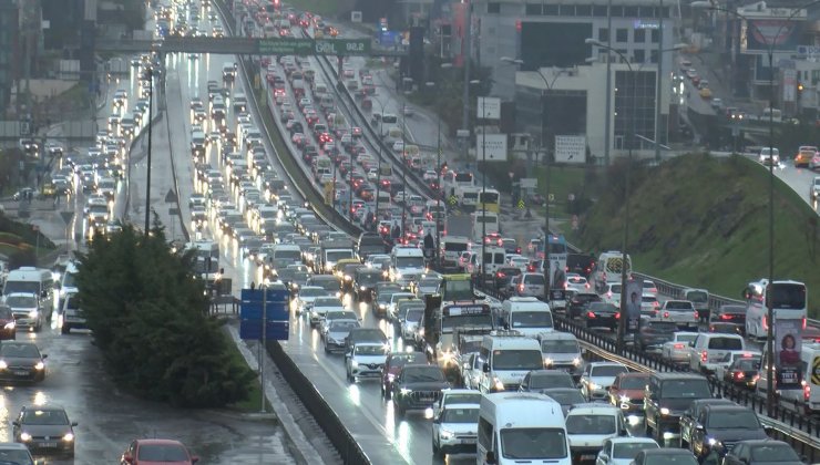 İstanbul'da trafik yoğunluğu yüzde 80'ne ulaştı