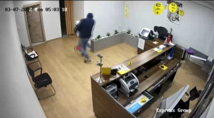 İşyerlerinden hırsızlık yapan ve 4 otomobil çalan şüpheli kamerada