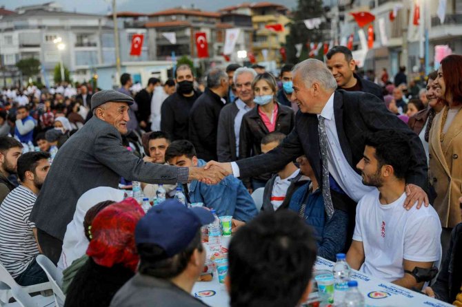 Mahalle iftarları binlerce kişiyi buluşturuyor