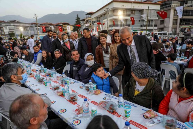 Mahalle iftarları binlerce kişiyi buluşturuyor