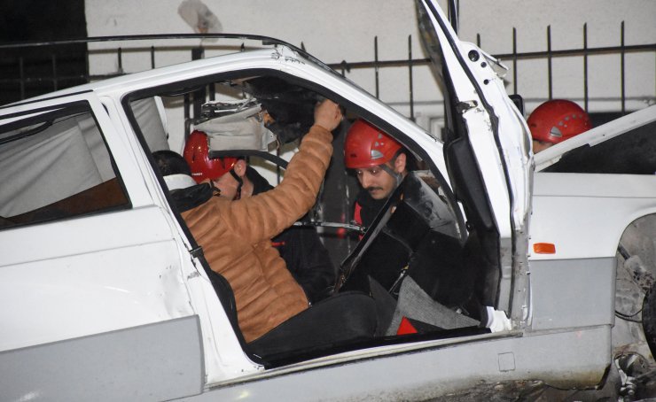 Makas atan otomobil kazaya neden oldu: 3 yaralı