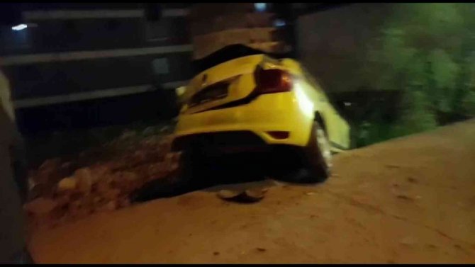 Minibüs park halindeki araçlara çarptı