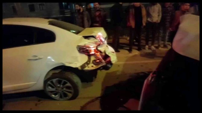 Minibüs park halindeki araçlara çarptı