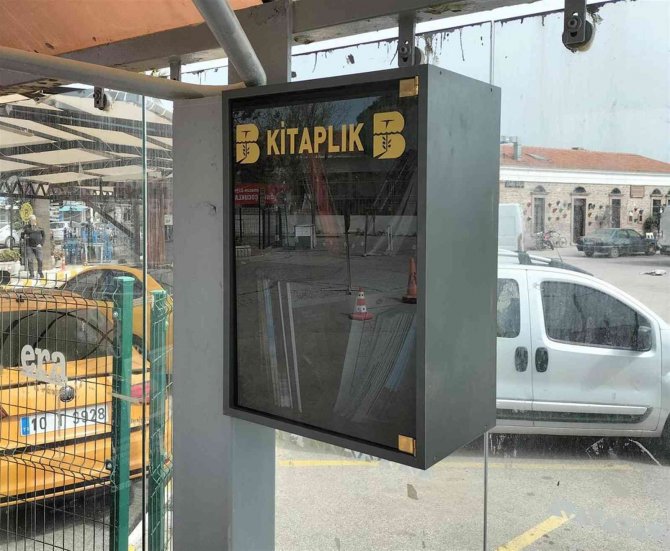 Otobüs durakları kütüphaneye dönüşüyor