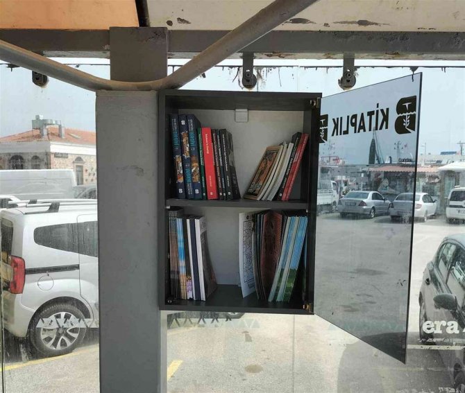 Otobüs durakları kütüphaneye dönüşüyor