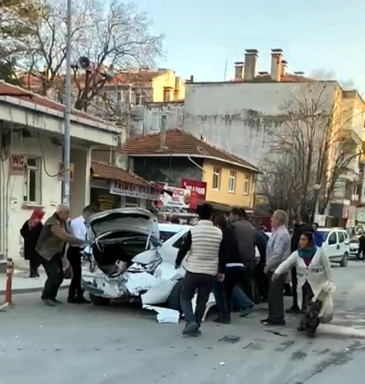 Otobüsün sürüklediği otomobil, yayaya çarptı: 2 yaralı