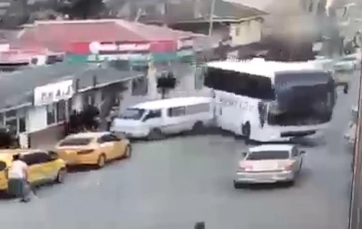 Otobüsün sürüklediği otomobil, yayaya çarptı: 2 yaralı