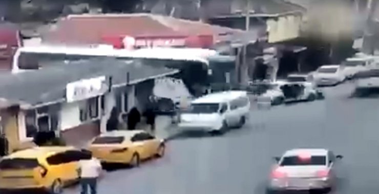 Otobüsün sürüklediği otomobil, yayaya çarptı: 2 yaralı