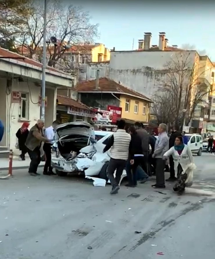 Otobüsün sürüklediği otomobil, yayaya çarptı: 2 yaralı