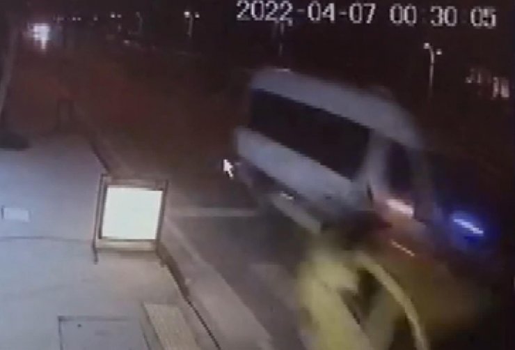 Park halindeki araçlara çarpan minibüs kamerada