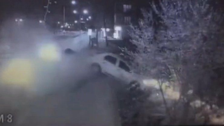 Park halindeki araçlara çarpan minibüs kamerada