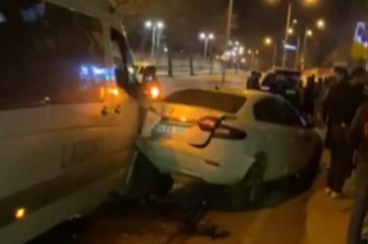Park halindeki araçlara çarpan minibüs kamerada