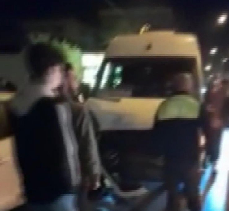 Park halindeki araçlara çarpan minibüs kamerada