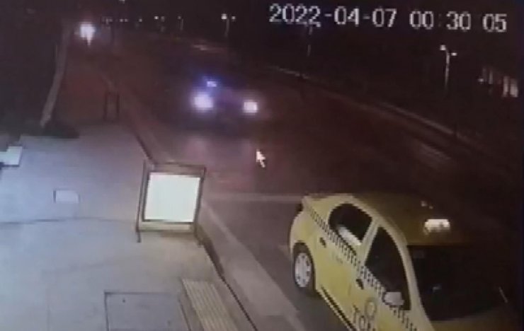 Park halindeki araçlara çarpan minibüs kamerada