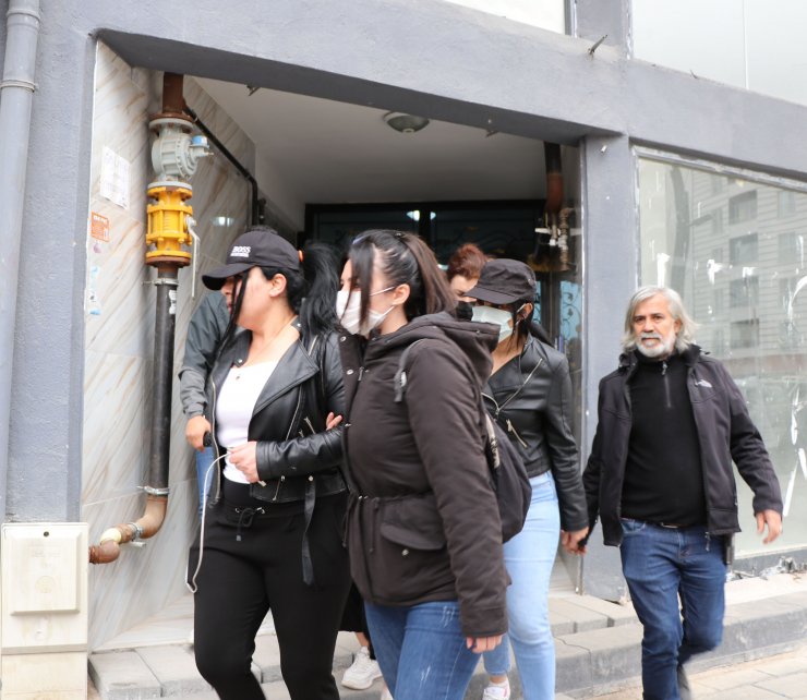 PKK'yı simgeleyen bez parçası sallayan 3 kadına gözaltı