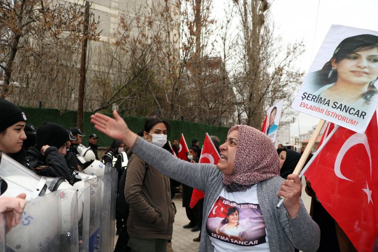 PKK'yı simgeleyen bez parçası sallayan 3 kadına gözaltı