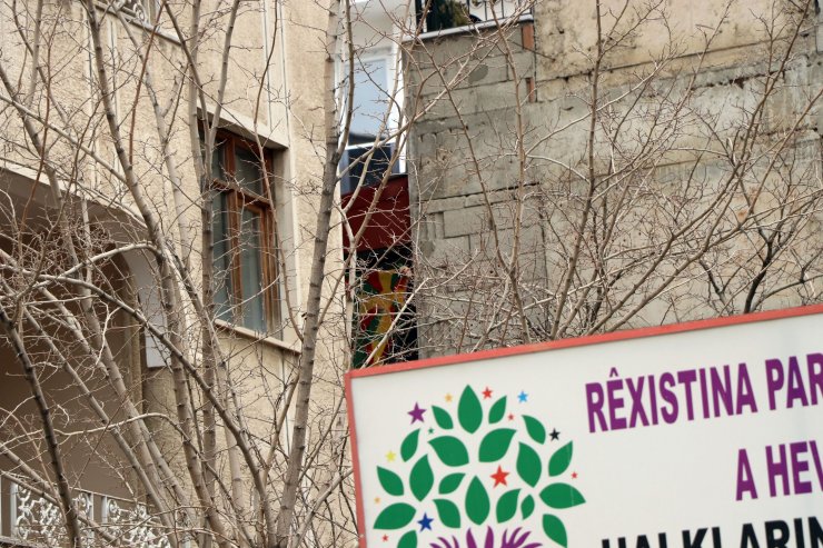 PKK'yı simgeleyen bez parçası sallayan 3 kadına gözaltı