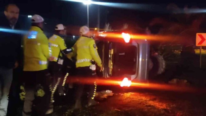 Süratli otomobil yol kenarına fırlayıp takla attı: 4 yaralı