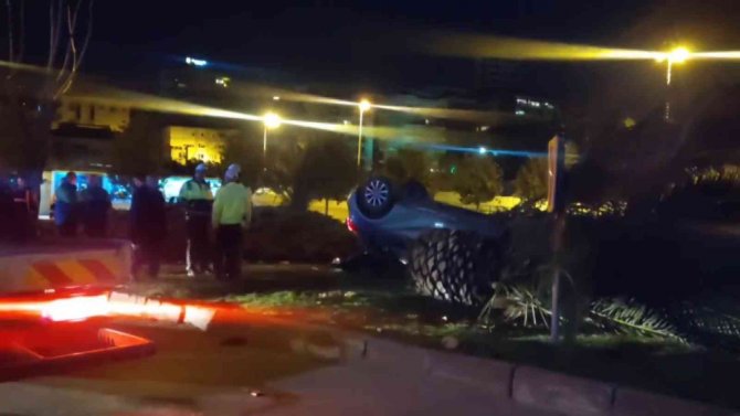 Süratli otomobil yol kenarına fırlayıp takla attı: 4 yaralı