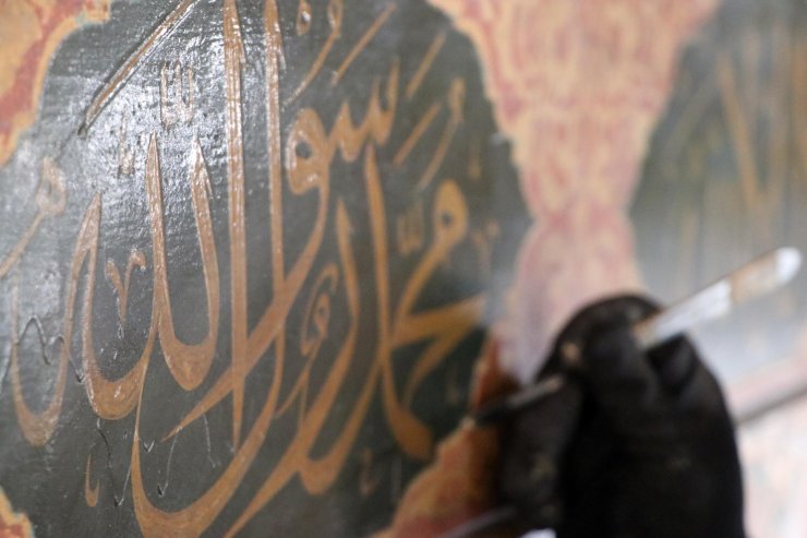 Tarihi caminin cila ile zarar verilen kalem işçiliği motifleri ortaya çıkıyor