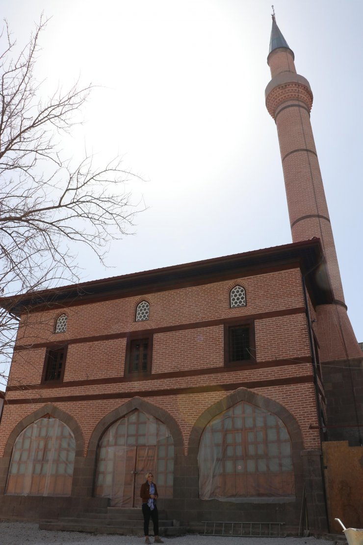 Tarihi caminin cila ile zarar verilen kalem işçiliği motifleri ortaya çıkıyor