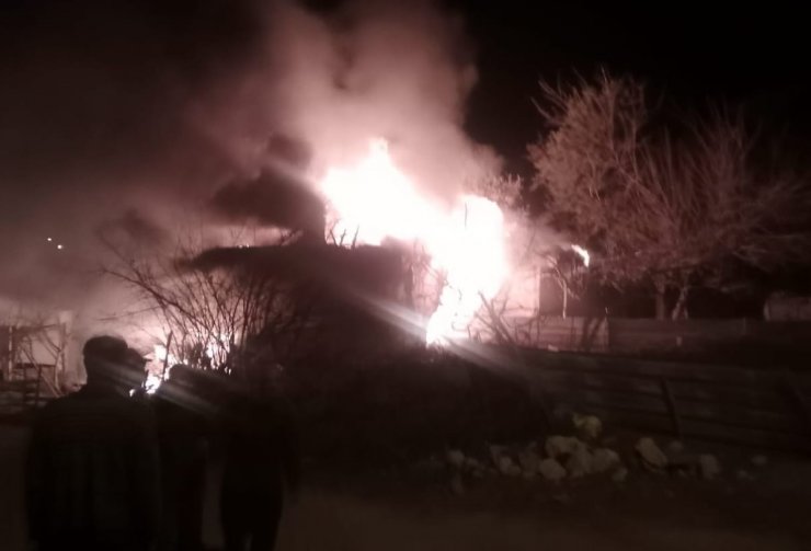 Tek katlı ev yangında küle döndü, yaşlı kadını komşuları kurtardı