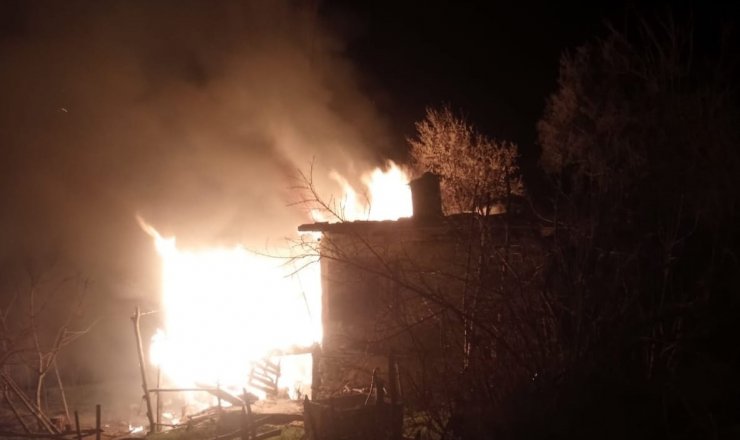 Tek katlı ev yangında küle döndü, yaşlı kadını komşuları kurtardı