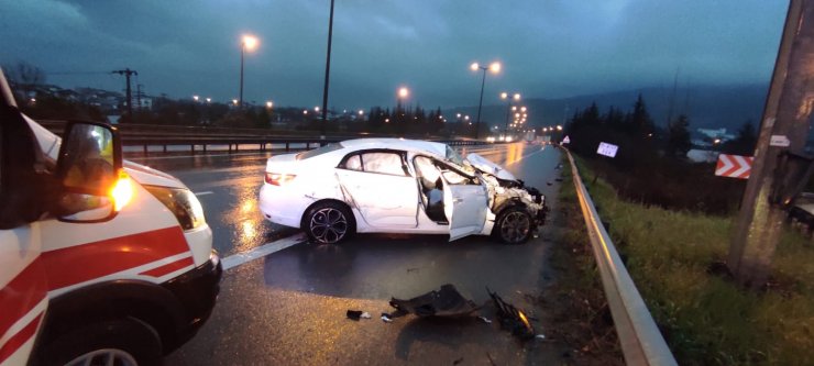 TEM'de TIR'a çarpan otomobildeki 3 kişi yaralandı