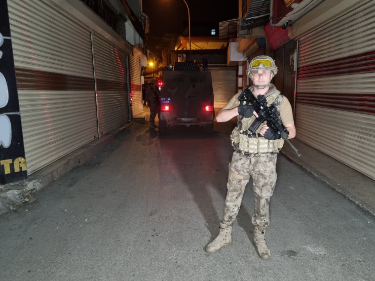 Üzerinde patlayıcı olmayan 'bomba düzeneği' ile yakalandı