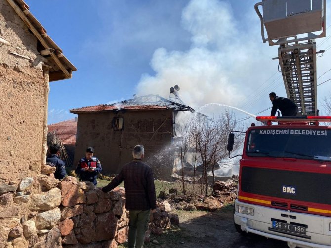 Yozgat’ta 2 katlı bina alevlere teslim oldu