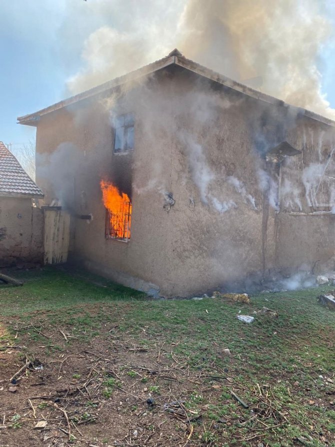 Yozgat’ta 2 katlı bina alevlere teslim oldu