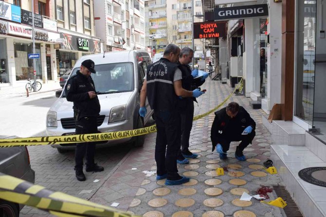 Ailesini evlilik için ikna edemeyince kendini balkondan attı