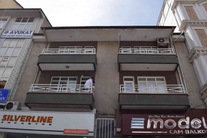 Ailesini evlilik için ikna edemeyince kendini balkondan attı