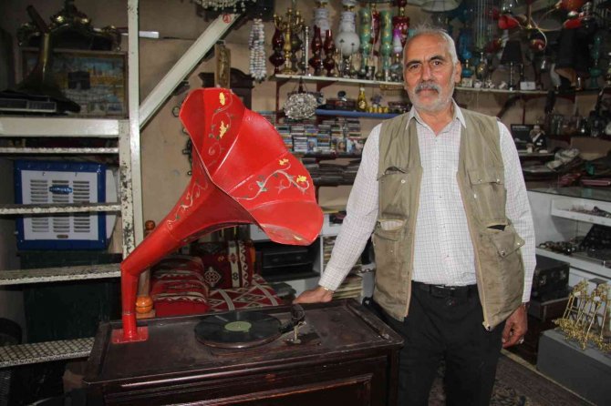 Asırlık gramafonlar antikacıların dükkanlarını süslüyor