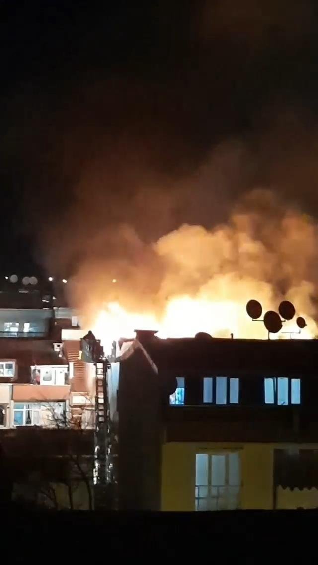 Binanın çatısı alev alev yandı