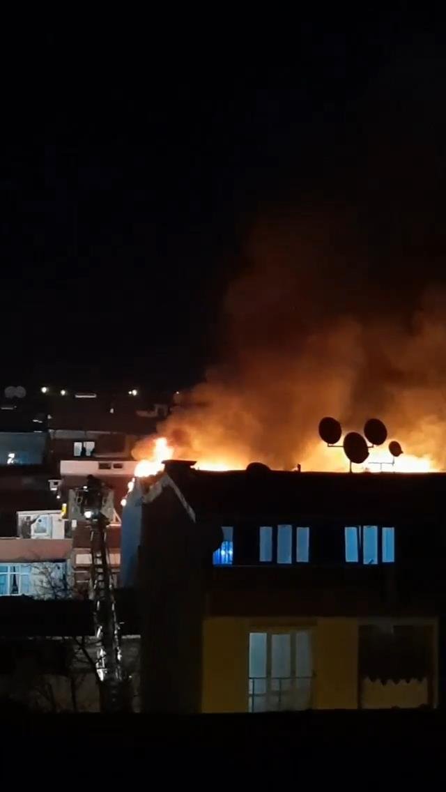 Binanın çatısı alev alev yandı