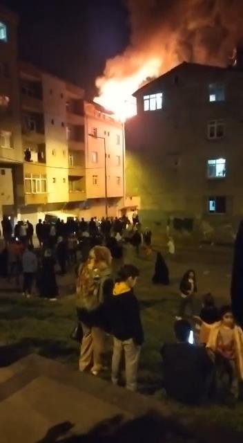 Binanın çatısı alev alev yandı