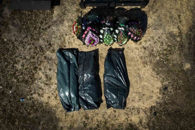 Bucha sokaklarında onlarca sivilin cansız bedeni defnedilmeyi bekliyor