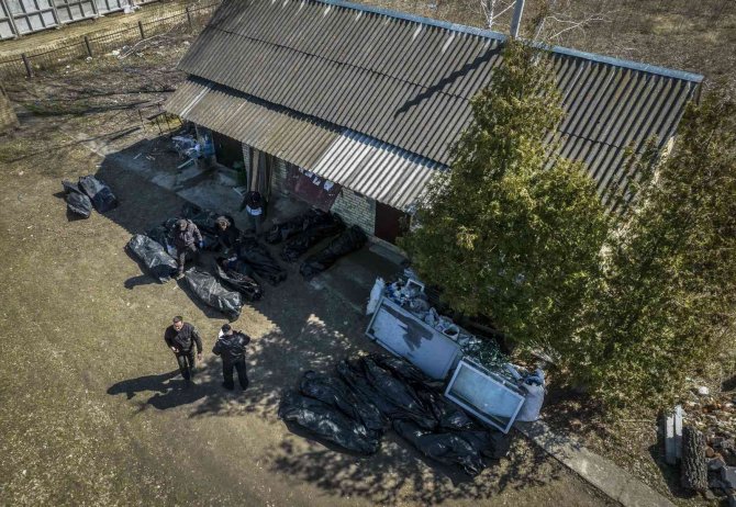 Bucha sokaklarında onlarca sivilin cansız bedeni defnedilmeyi bekliyor