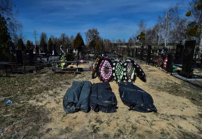 Bucha sokaklarında onlarca sivilin cansız bedeni defnedilmeyi bekliyor
