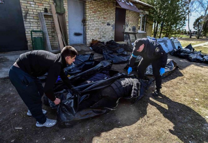 Bucha sokaklarında onlarca sivilin cansız bedeni defnedilmeyi bekliyor