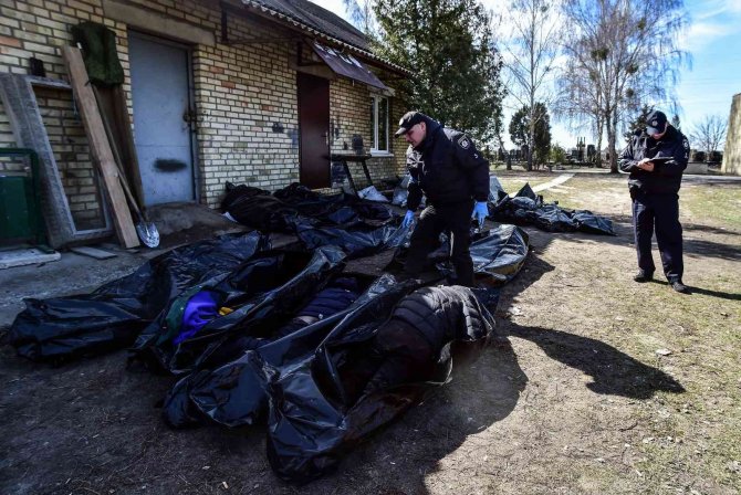Bucha sokaklarında onlarca sivilin cansız bedeni defnedilmeyi bekliyor